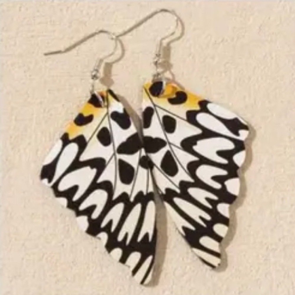 NWT Beautifully Detailed and Colorful Butterfly Wings Pierced Dangle Earrings!